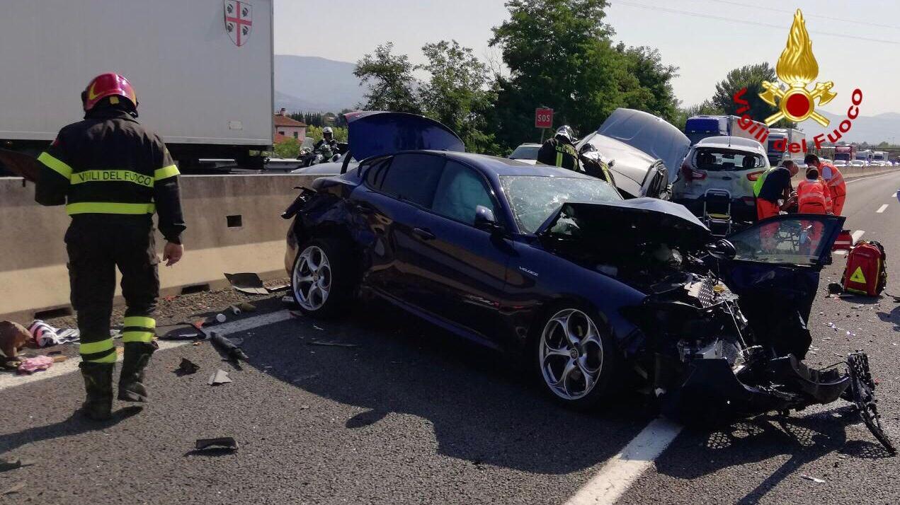 Incidente tra quattro auto in A11: feriti e lunghe code