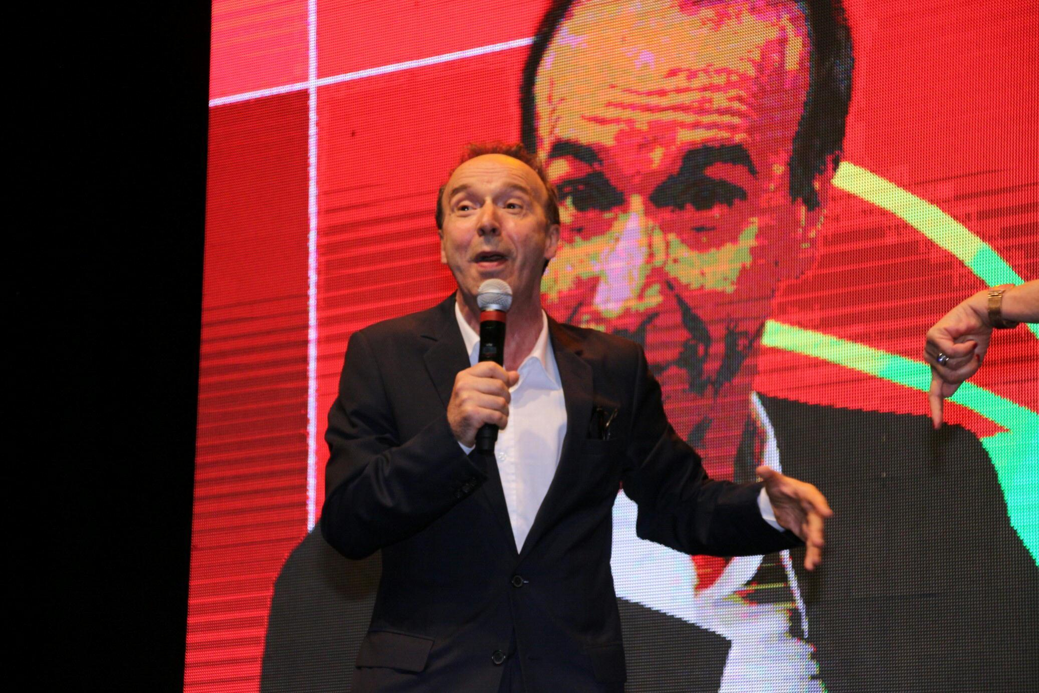 Cade dal gommone in Sardegna: paura per Roberto Benigni