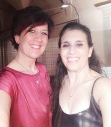 Laura Doni (a sinistra) con Beatriz Lozano nel chiostro di Sant'Antimo 