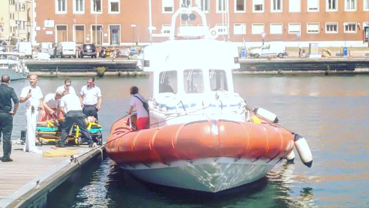 Soccorso dopo una caduta alla spiaggetta vicino alla diga della Meloria