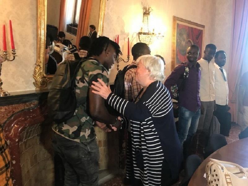 Gli studenti migranti con la rettrice dell'Università Del Zompo
