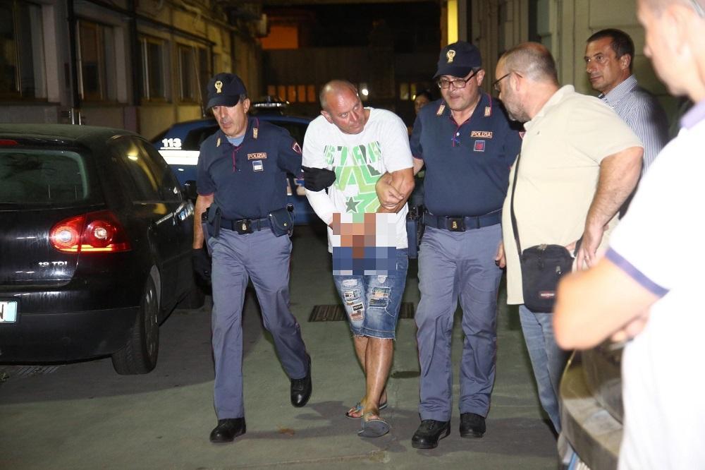 Pasquale Russo esce dalla questura la notte dell'arresto
