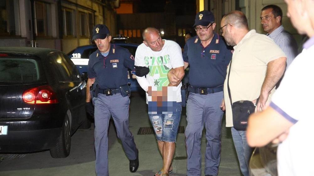 Pasquale Russo esce dalla questura la notte dell'arresto