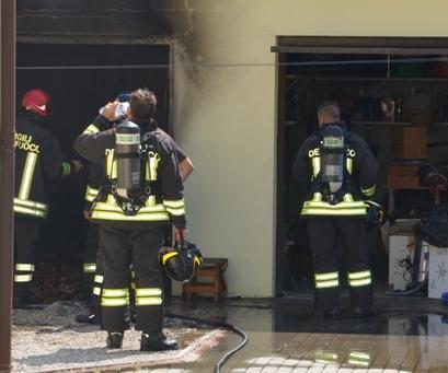 Garage va a fuoco. Coppia di anziani soccorsa dai cantonieri 