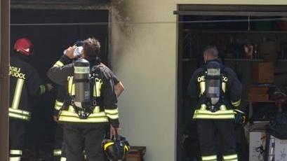 Garage va a fuoco. Coppia di anziani soccorsa dai cantonieri