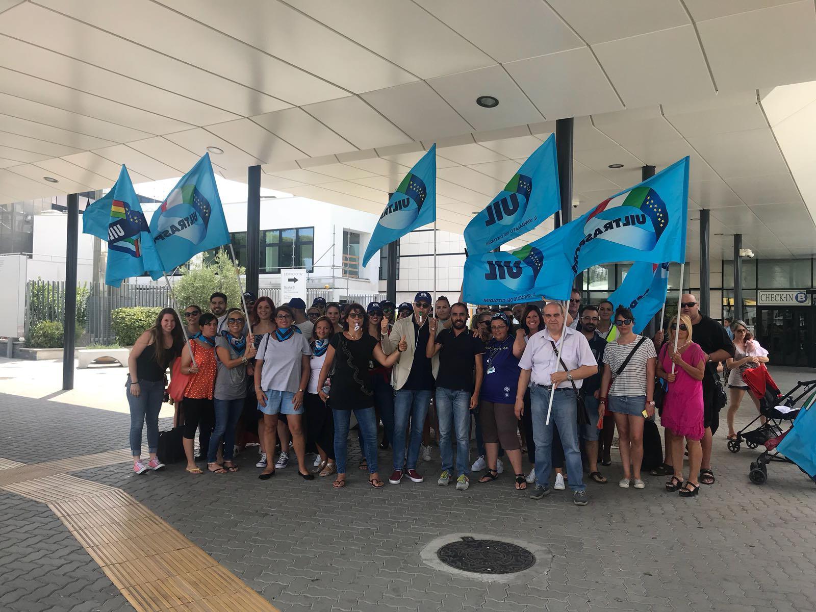 Il picchetto oprganizzatop da Uiltrasporti in occasione dello sciopero