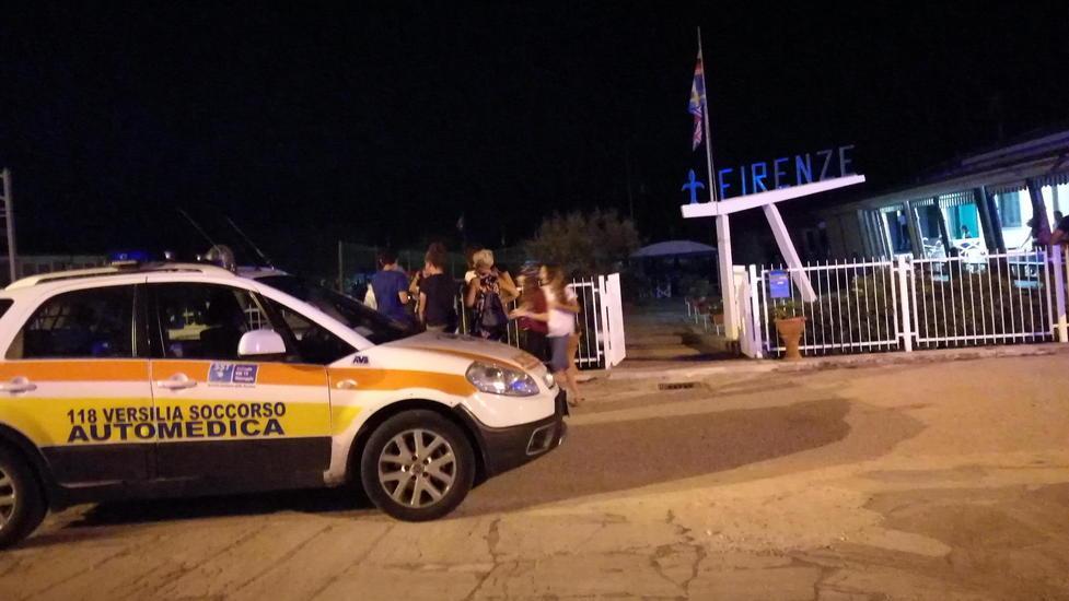 Disavventura di due trentenni: tuffo in mare dopo cena ma uno rischia di annegare
