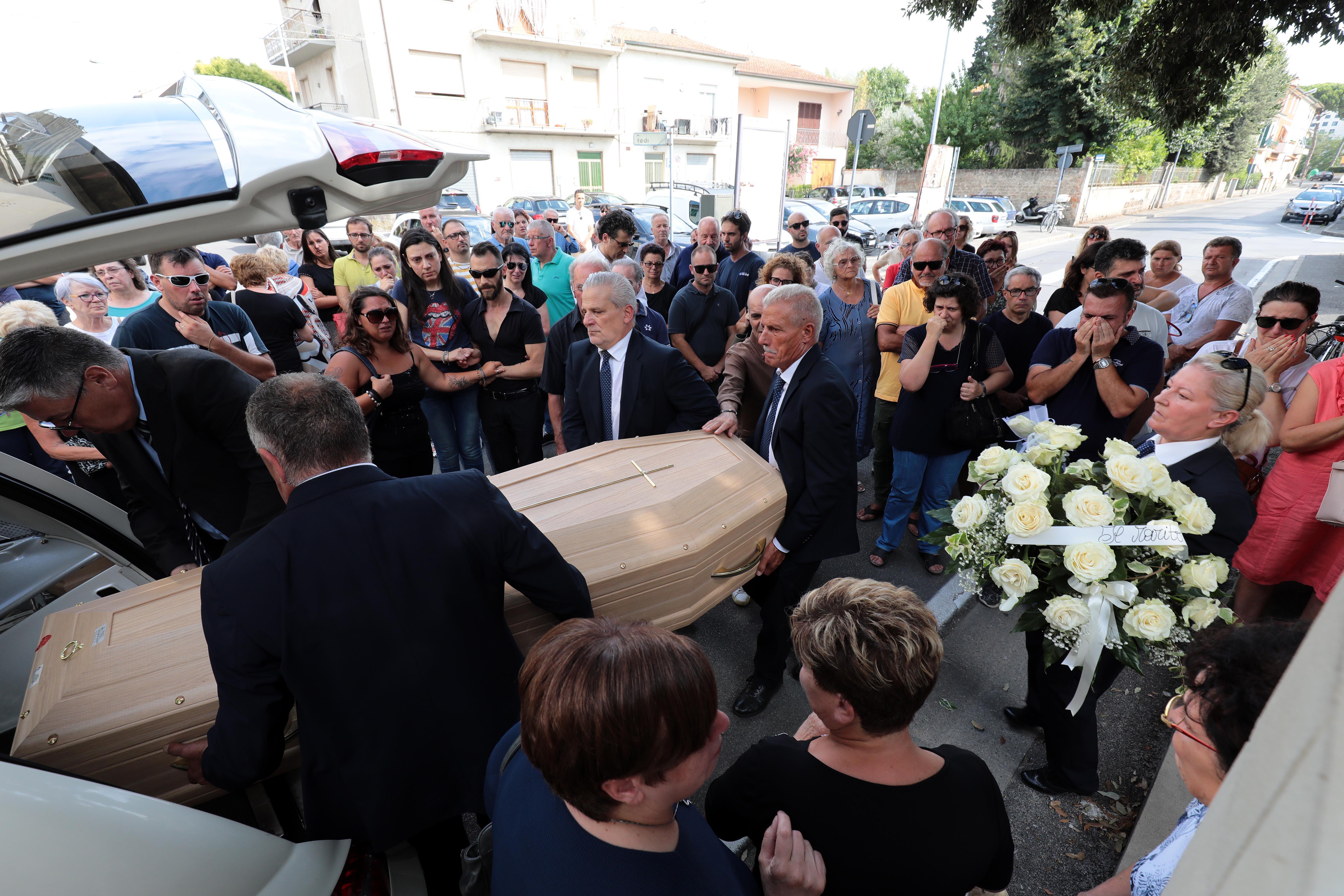 L'addio di familiari e amici a Barbara Squillace (Foto Agenzia Carlo Sestini)