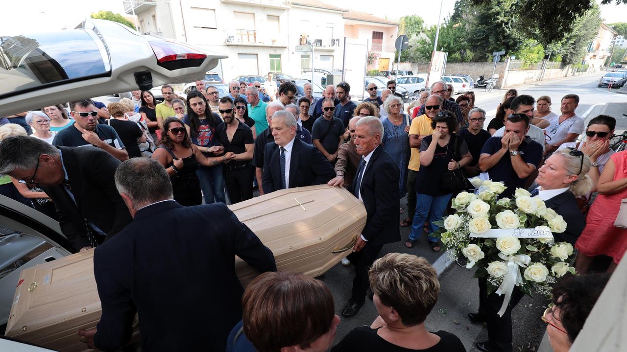 L'addio di familiari e amici a Barbara Squillace (Foto Agenzia Carlo Sestini)