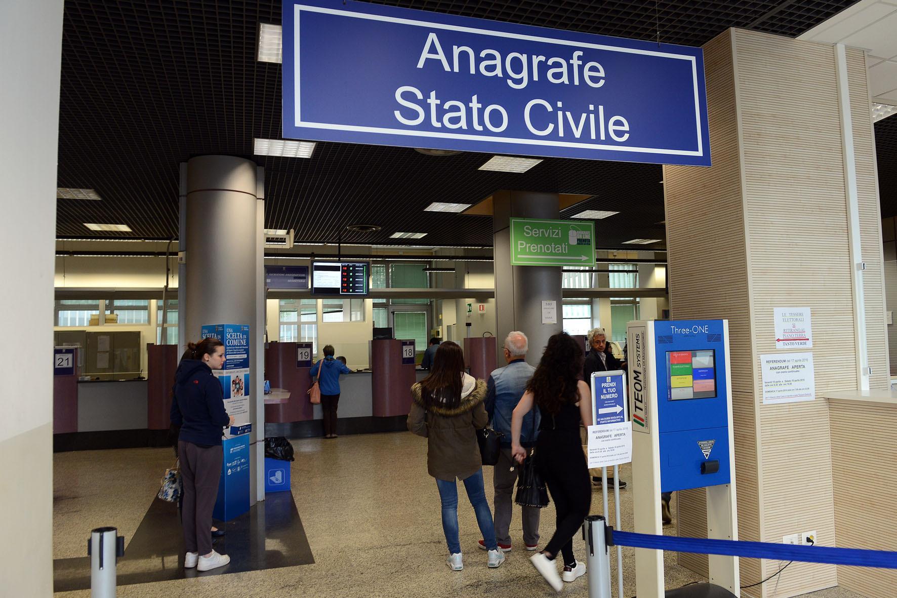 Modena, continua il caos all’ufficio anagrafe La carta d’identità ora è un problema 