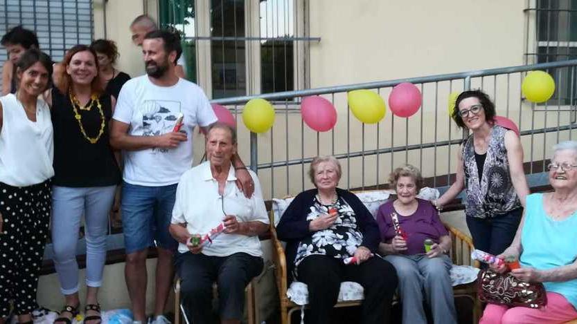 Bambini e anziani insieme al nido successo del progetto