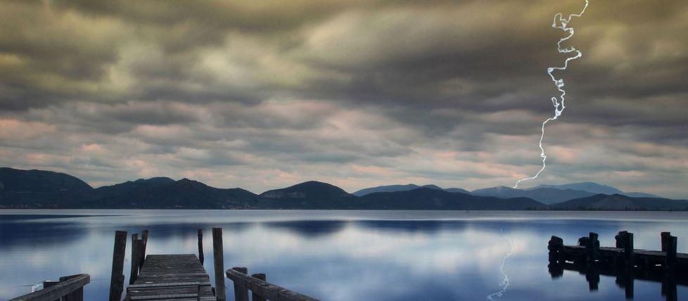 La tempesta di fulmini passa sopra al lago