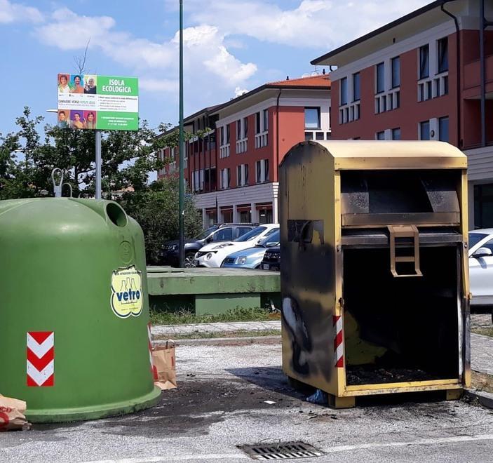 Degrado a Lido di Camaiore Anche un cassonetto bruciato 
