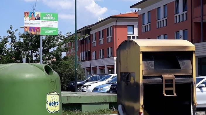 Degrado a Lido di Camaiore Anche un cassonetto bruciato