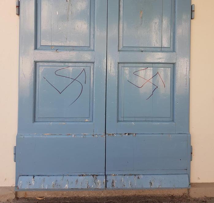 Due svastiche imbrattano il portone della scuola 