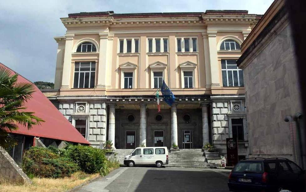 Ignoti imbrattano muri delle classi 