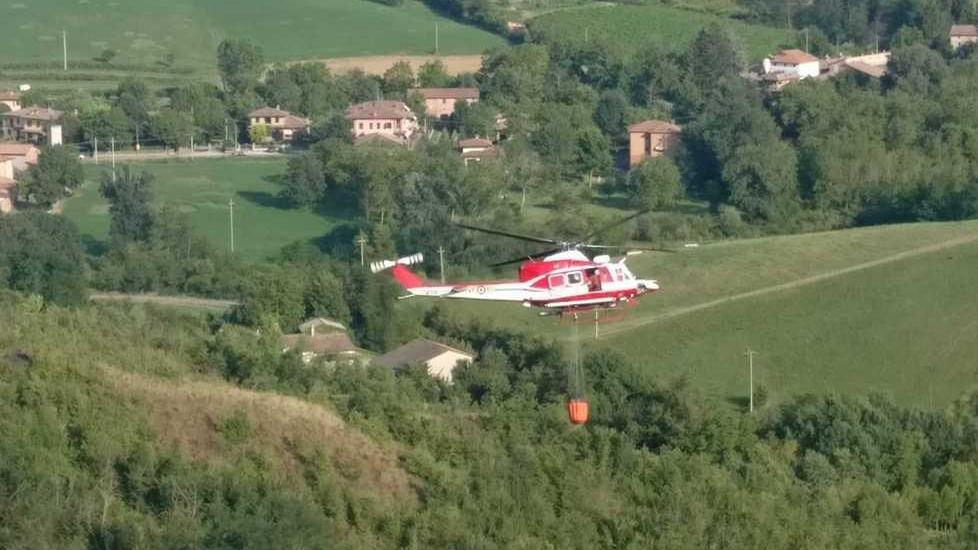 Incendio alle Salse di Nirano Interviene anche l’elicottero