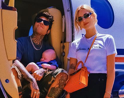 I Ferragnez in Costa Scendono dal jet con bimbo e cagnetta