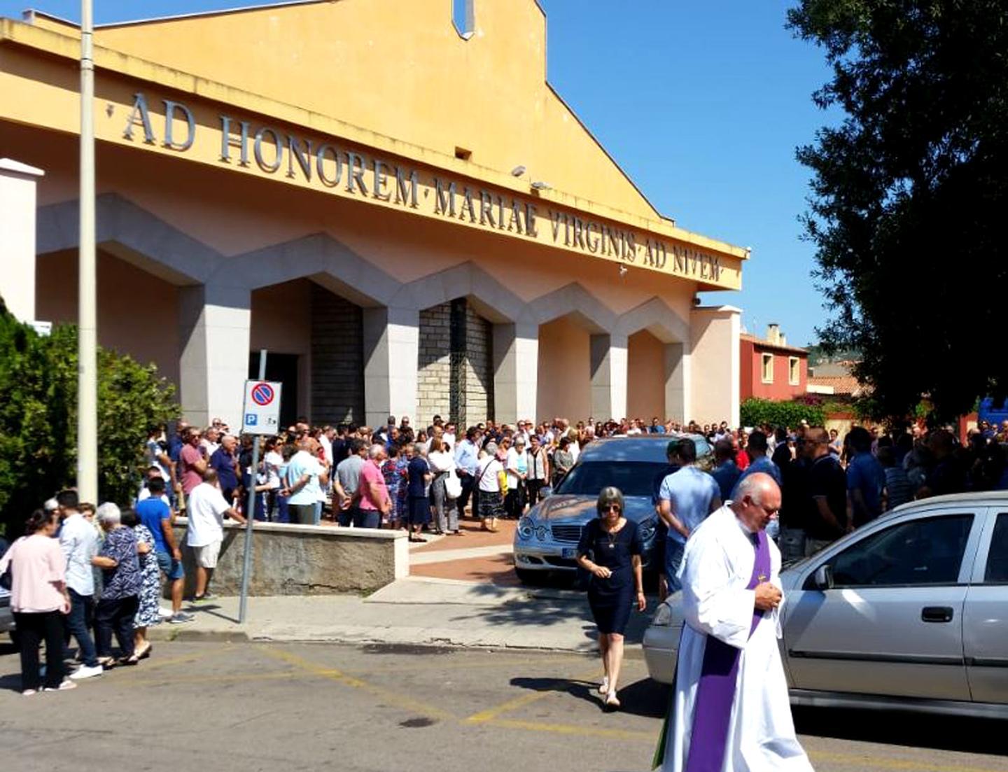 Commozione e folla immensa ai funerali di Pietro Sanna