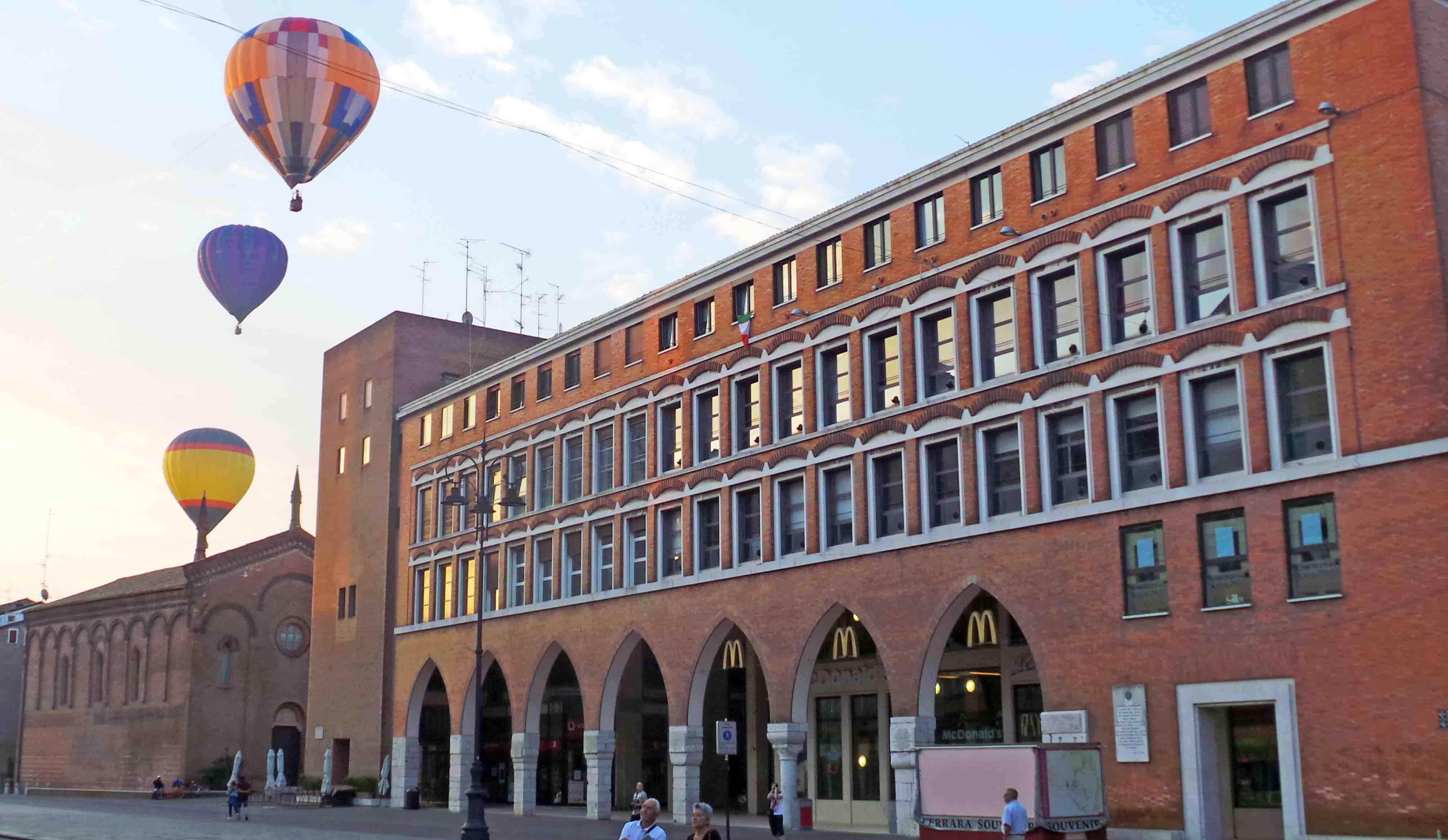 La redazione della Nuova Ferrara vista da piazza Trento e Trieste