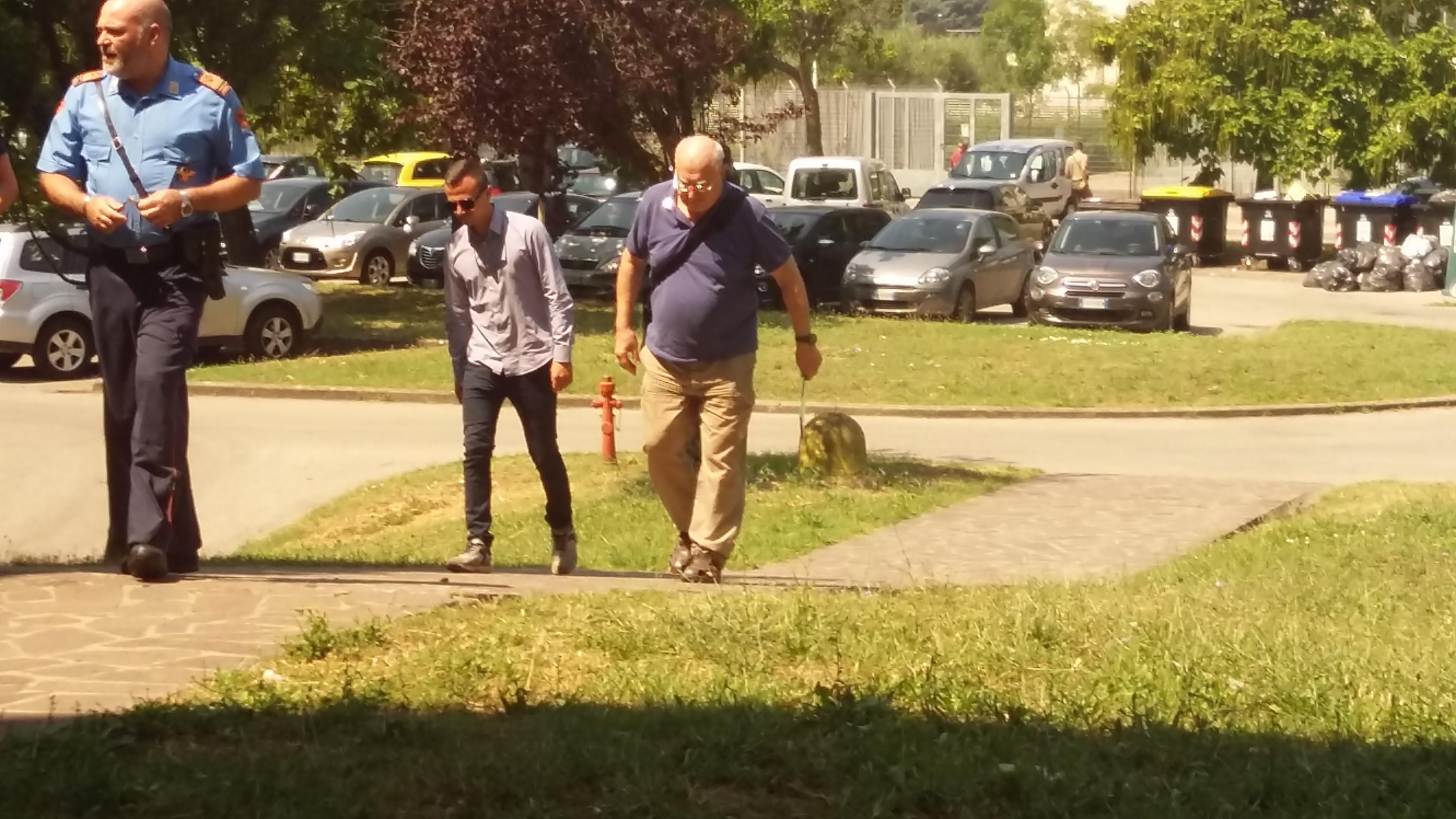 Don Paolo Glaentzer mentre entra in Tribunale a Prato scortato dai carabinieri