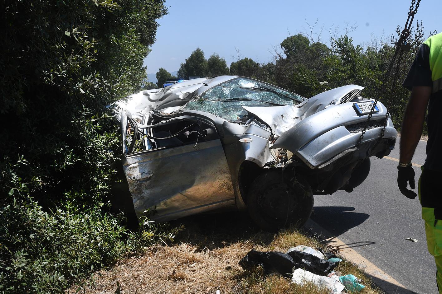 L'auto in cui viaggiavano madre e figlio