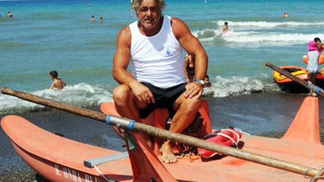 Il bagnino Bruno Bani sulla spiaggia di Castagneto Carducci (foto Michele Falorni/Silvi)