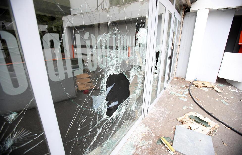 Una delle vetrate delle Panteraie sfondate dai teppisti (foto Nucci)
