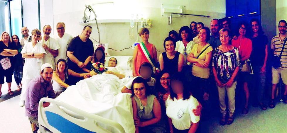 La foto scattata subito dopo il matrimonio celebrato all'ospedale di Empoli