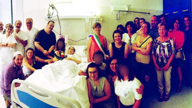 La foto scattata subito dopo il matrimonio celebrato all'ospedale di Empoli