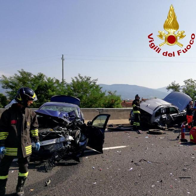 Scontro in A11: quattro feriti