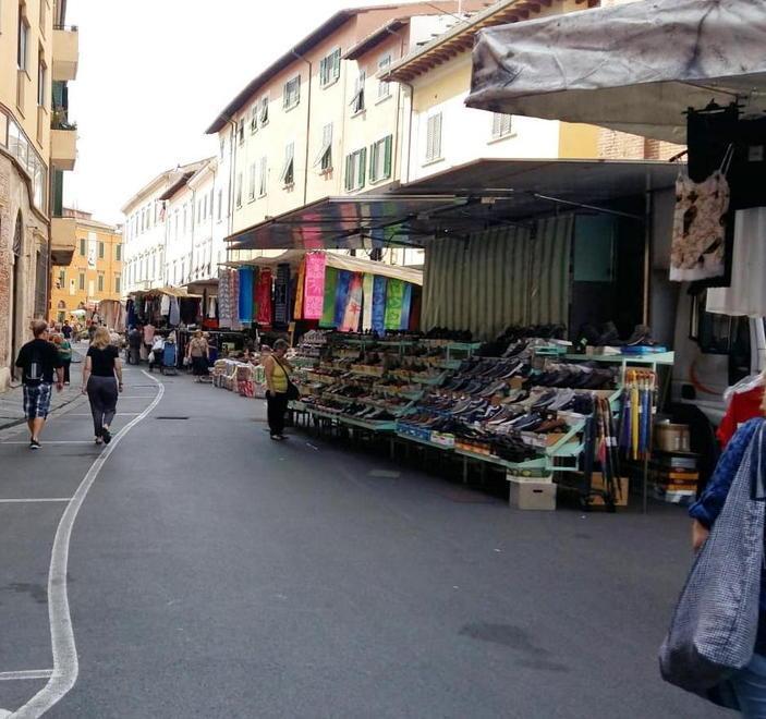Allarme degli ambulanti: muore il mercato di via San Martino 