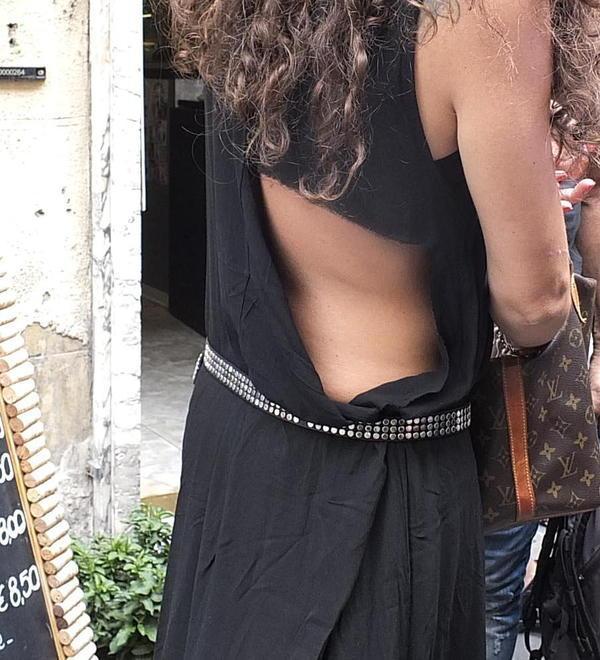 Ladro in fuga dopo il furto di un borsello bloccato dai passanti in mezzo alla folla 