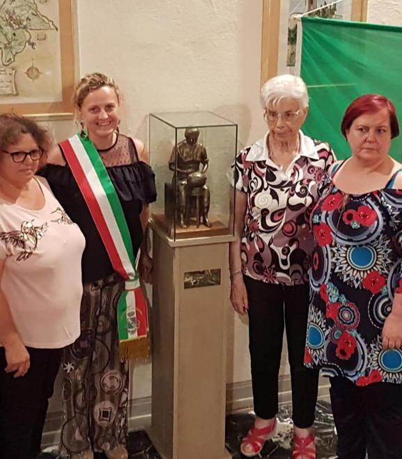 Esperta di tombolo ha donato al Comune una statua di bronzo 