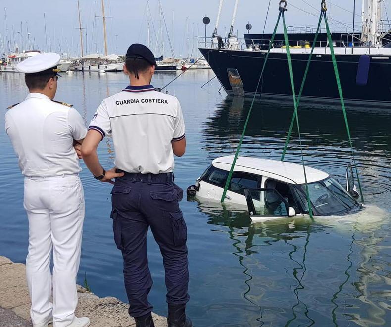 Parcheggia l’auto appena presa a nolo e la ritrova nel porto 