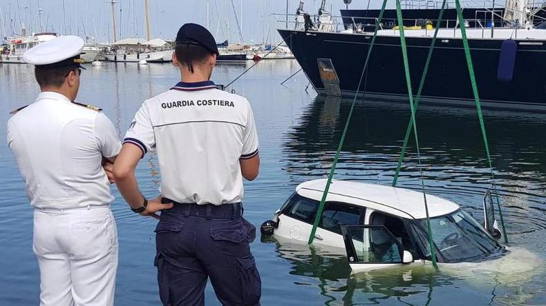 Parcheggia l’auto appena presa a nolo e la ritrova nel porto