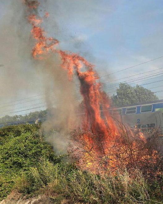 Incendio vicino a binari e auto Traffico in tilt e treni bloccati 
