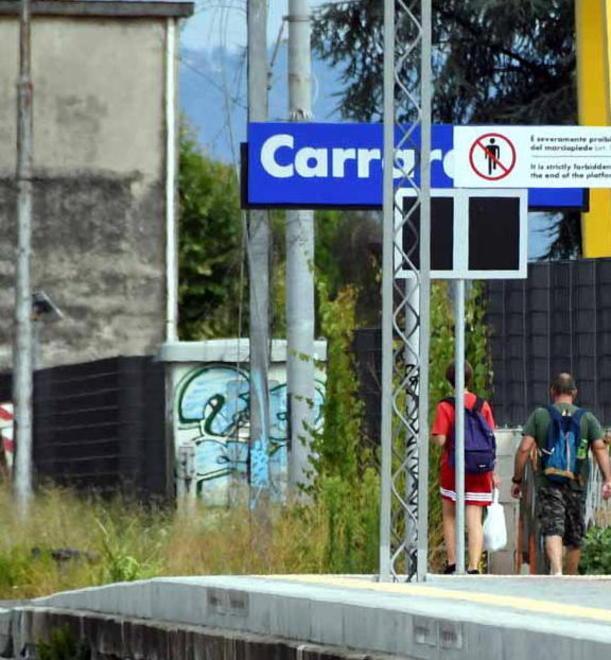 Quella scorciatoia per i binari è un rischio per i pendolari 