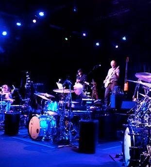 L’arte dei King Crimson strega piazza Napoleone 