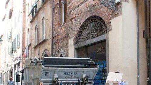 Cumuli di rifiuti nel cuore di Lucca Le guide turistiche «Ci vergogniamo»