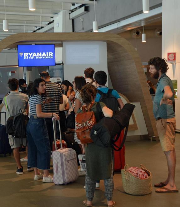Decine di modenesi rimasti a terra per i disagi di Ryanair