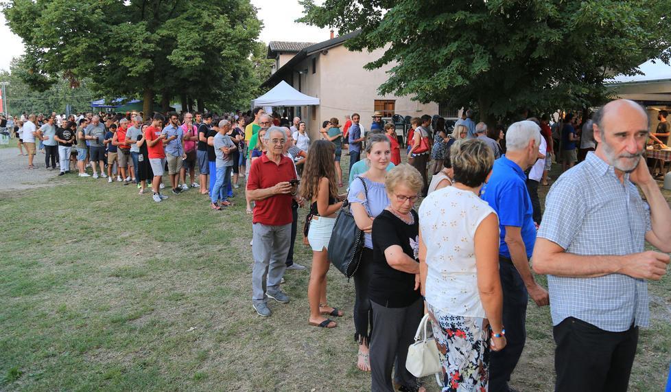 In duemila si riuniscono a tavola a Casa Cervi per far rivivere la storica pastasciutta antifascista 