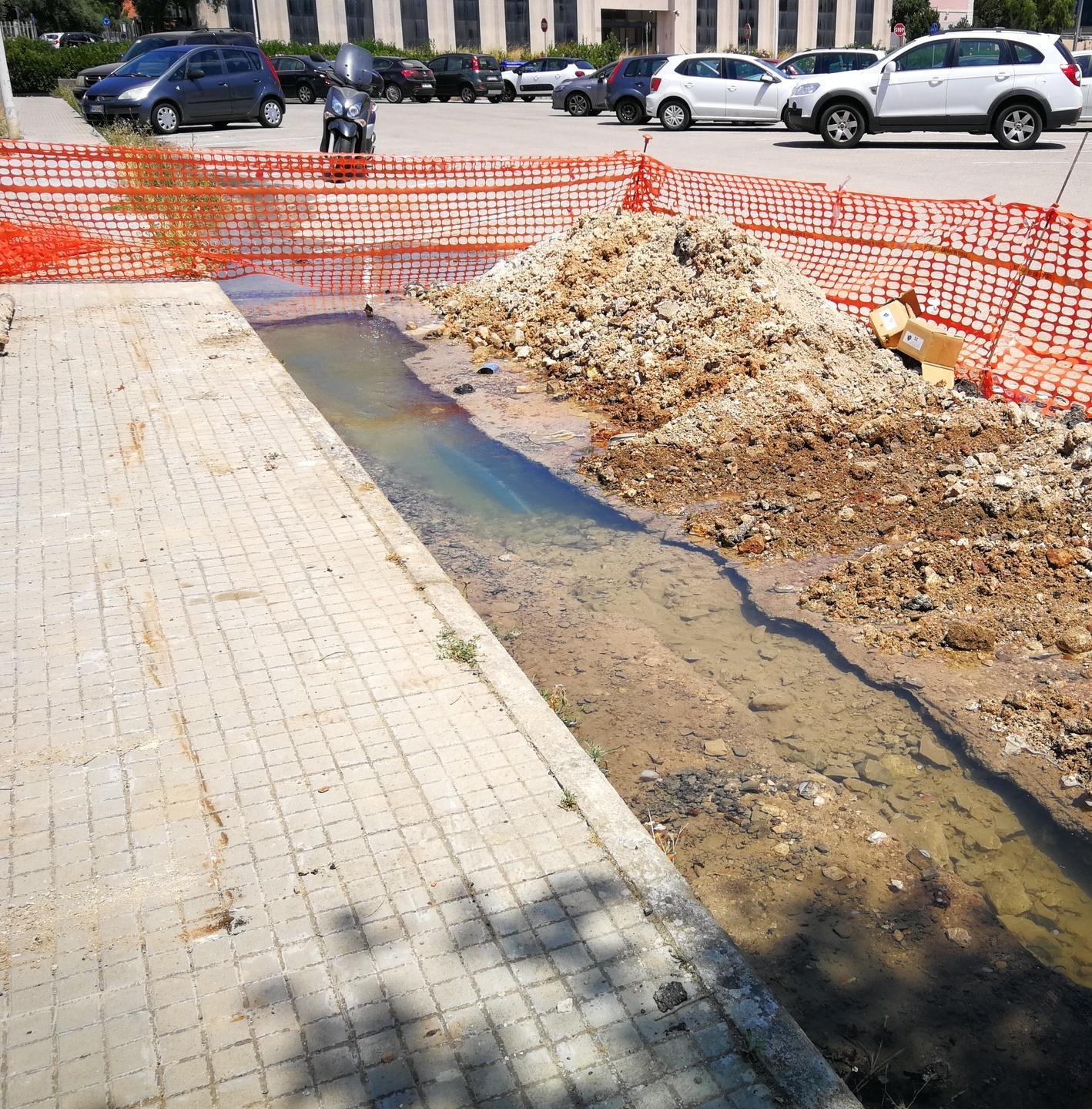 Perdita d’acqua vicino alle scuole