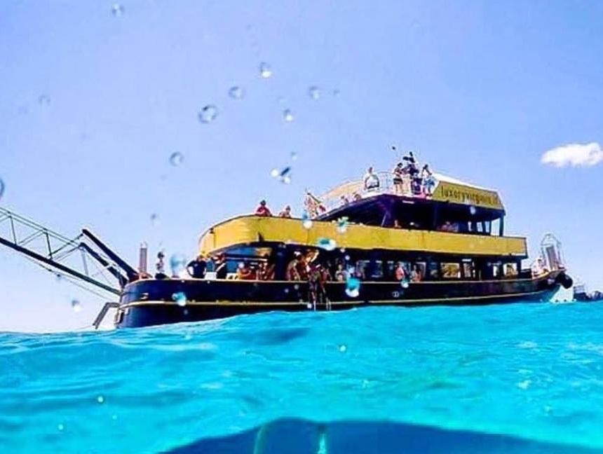 Da Baja Sardinia alla Maddalena, ecco la discoteca galleggiante 