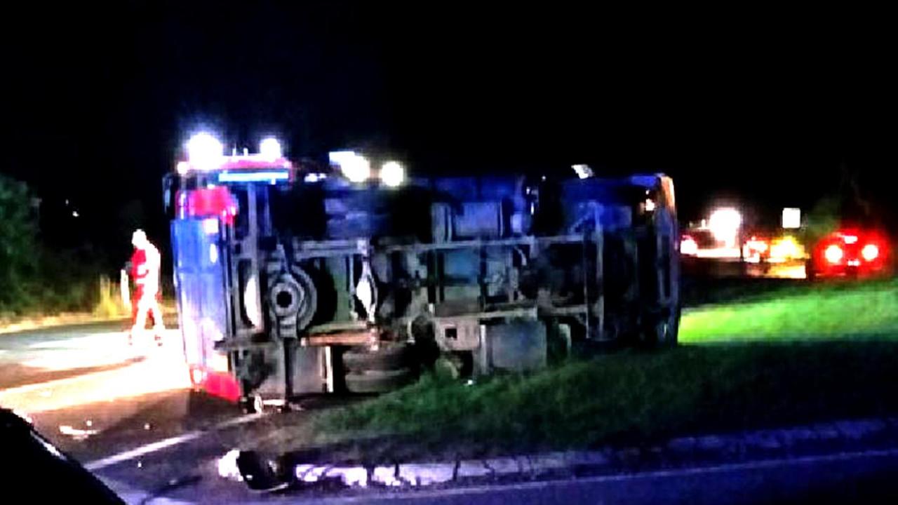 Camion si rovescia dopo lo scontro