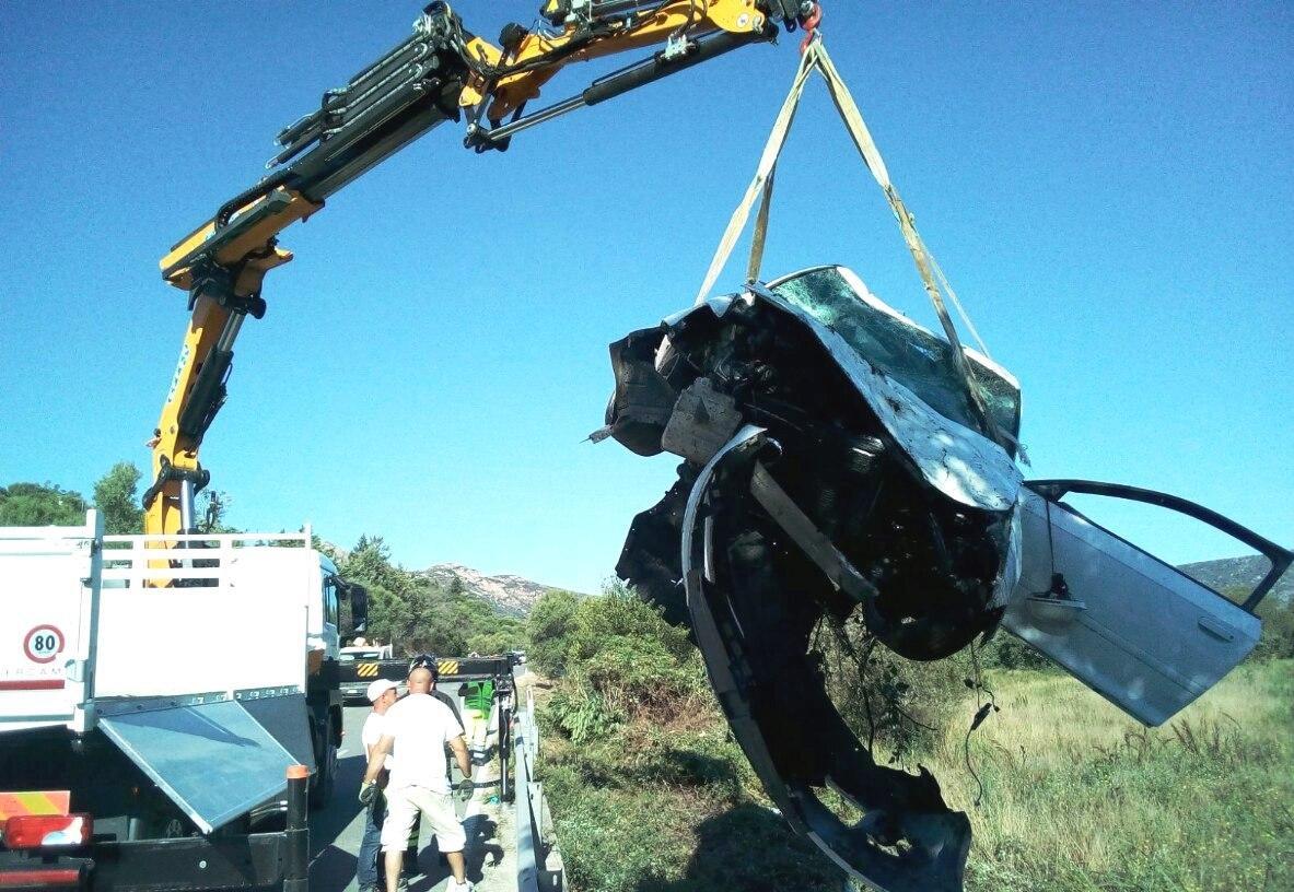 L’auto si ribalta e vola in cunetta ferito grave un giovane di Padru 
