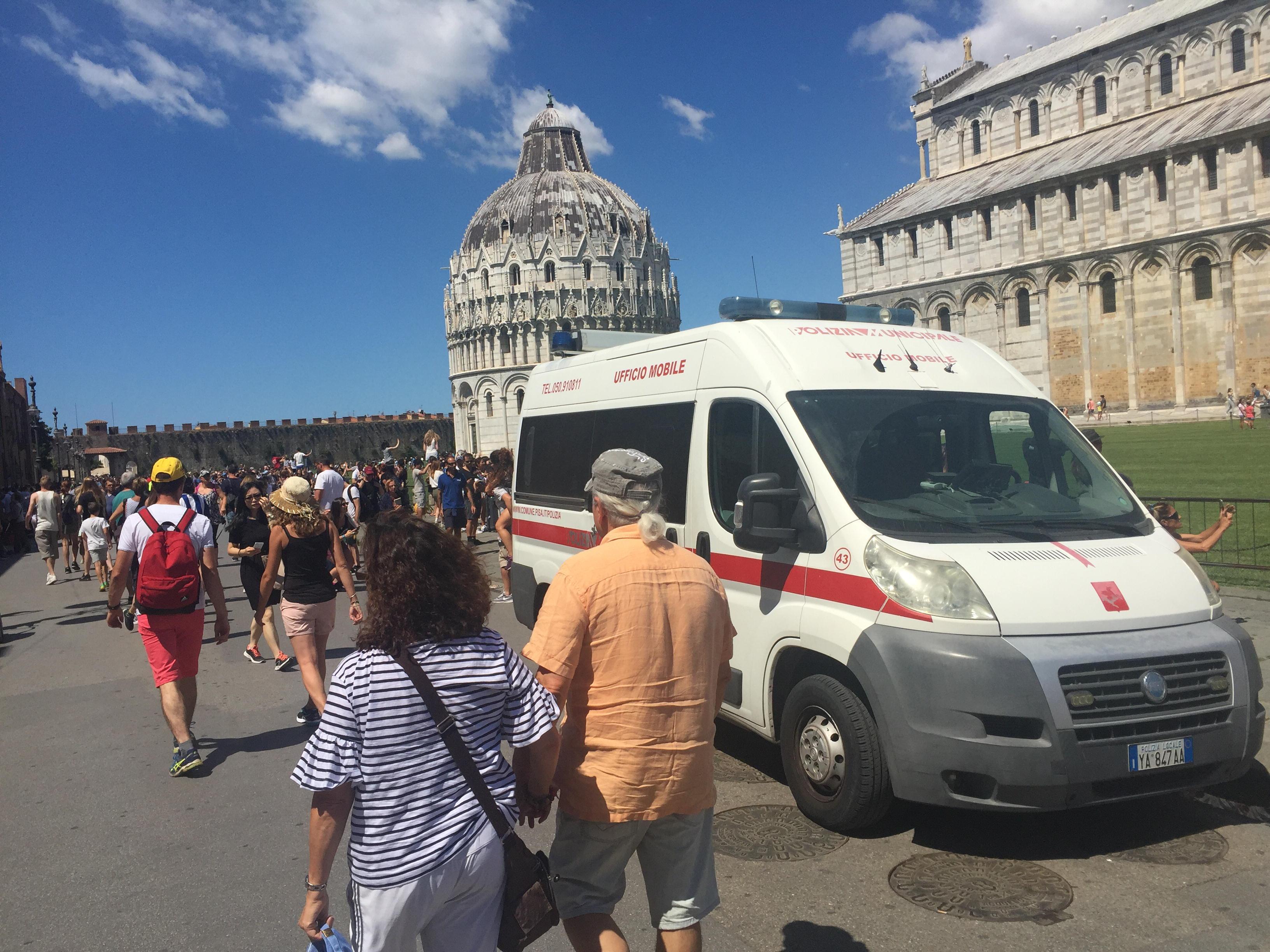Una pattuglia di vigili in piazza Duomo (archivio)
