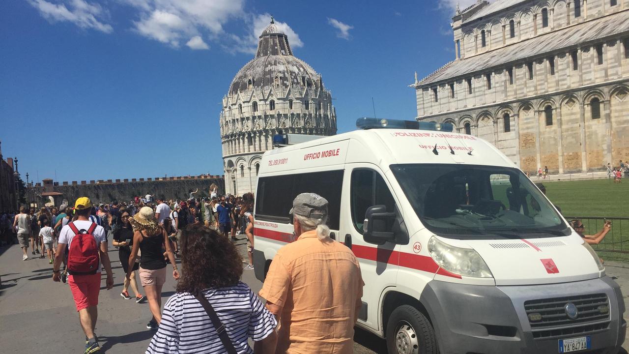 Una pattuglia di vigili in piazza Duomo (archivio)