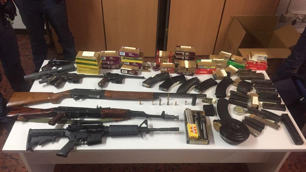 Le armi trovate in casa dell'ultraottantenne a Prato