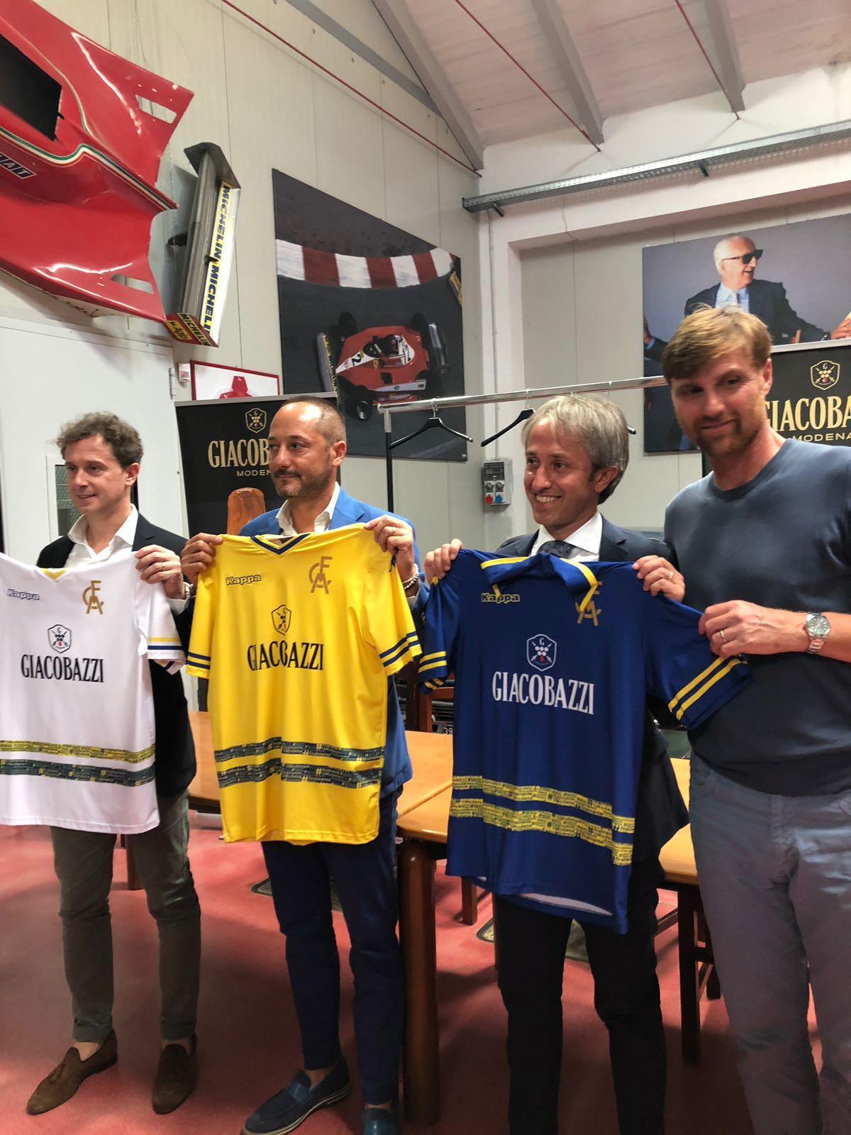 Giovanni Giacobazzi, Carmelo Salerno, Alberto Giacobazzi e Gigi Apolloni con le tre maglie